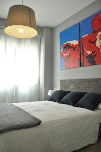 瓦伦西亚La Casa Verde - Ruzafa的卧室设有白色的床和大窗户