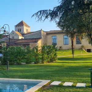 拉蒙塔涅AUX DUCS DE SIENNE的庭院前带游泳池的房子