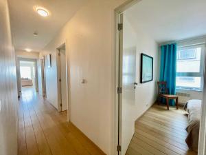 布兰肯贝赫3BR Zeedijk apartment Ocean View的带走廊、床和窗户的客房