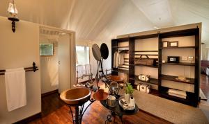 阿多戈拉大象营酒店的一间设有一张床和一张桌子的房间