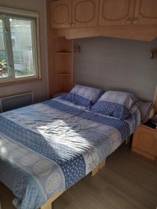 拉特斯特德布赫Mobil home tout confort的一间卧室设有两张床和窗户。