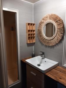 拉特斯特德布赫Mobil home tout confort的一间带水槽和镜子的浴室