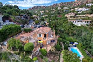 圣拉斐尔Villa Seleva Agay, piscine et vue mer 180 degré的享有带游泳池的房屋的空中景致