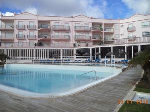 卢斯St James Apartment的大楼前设有游泳池的酒店