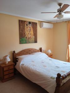 拉马丽娜Pete's Place的卧室配有一张床,墙上挂有绘画作品
