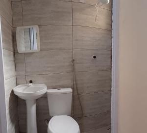 MateirosMACEDO HOSPEDAGEM的一间带卫生间和水槽的小浴室