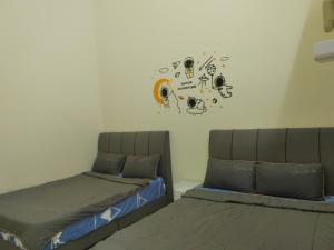 实兆远My Homestay Sitiawan - Astronaut Space House 8 Pax的一间卧室设有两张床,墙上挂着一个时钟。
