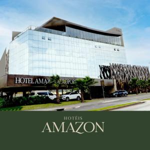 库亚巴Amazon Aeroporto Hotel的一座大建筑,上面有读过希尔顿亚马逊的标志