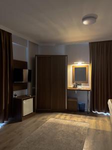居吕克Gulluk Life Hotel的酒店客房设有电视和推拉门。