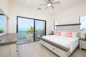 Cassava Pointe 4D at Sea Haven的一间卧室设有一张床和一个海景阳台