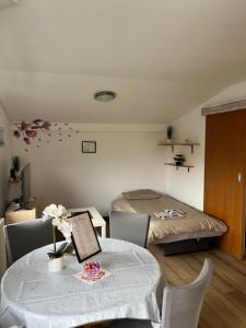 卢布尔雅那apartma Golovec的配有一张床和一张桌子及椅子的房间