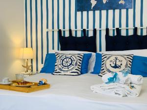马里迪莫le calette Marettimo的一间卧室配有一张带蓝色和白色枕头的床