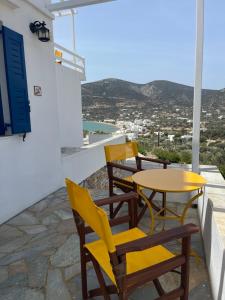 普拉提伊亚洛斯西弗诺斯Venikouas Hotel的美景阳台配有桌椅