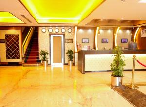 迪拜财富明珠大酒店的酒店大堂,设有楼梯和门