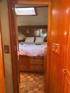 多维尔Yacht Moineau VI的中间设有一张床的小房间