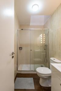 波尔图Hostel & cia的带淋浴、卫生间和盥洗盆的浴室