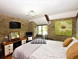 Menheniot2 Bed in Looe 04708的一间带大床和电视的卧室