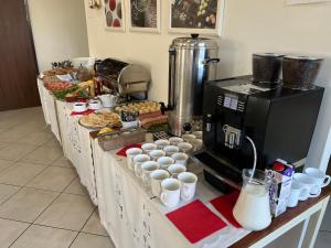 达布基Villa Marina的厨房配有带杯子的吧台和咖啡设施