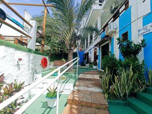 纳塔尔Ponta Negra Suites & Apart的楼梯和植物的建筑走廊