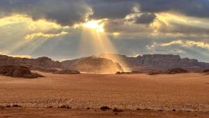 瓦迪拉姆Magic Bedouin Star的阳光照耀着云朵的沙漠景色