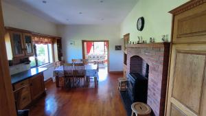 斯温福德Swinford Country House的厨房以及带砖砌壁炉的用餐室。