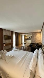 丹吉尔Le Rio Appart-Hotel City Center的大房间一张大白色的床