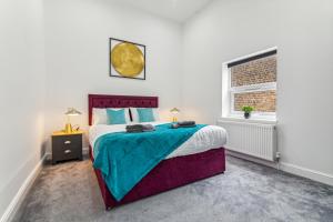 BelvedereSpacious 3 Bedroom - 2 Full Bath Flat Belverde Erith South East London的一间卧室设有一张大床和一个窗户。