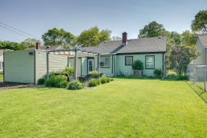 密尔沃基Milwaukee Home with Serene Patio and Backyard Garden!的绿色房子,带庭院