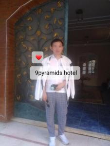 开罗9pyramids hotel的一个小男孩站在墙上