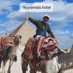 开罗9pyramids hotel的骑在骆驼背上,在金字塔前骑的人