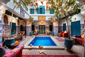 马拉喀什里亚德阿扎利亚酒店的一间客厅,位于大楼中央,设有游泳池