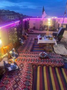 阿尔及尔AFRIC HOTEL- Casbah的一间设有桌子的客房和一间铺有地毯的客房