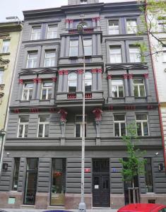 布拉格Art hotel Sazavska的一座大型灰色建筑,有很多窗户