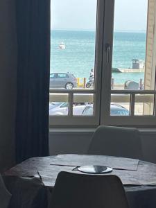康卡勒La Houle的桌椅,享有海景