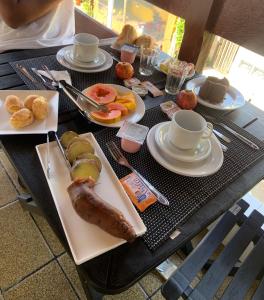 普拉亚多Pousada Du’Forte的餐桌,盘子上放着食物和咖啡