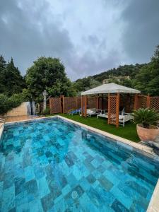 雷以桑布尔Villa “mas provençale”的蓝色的游泳池,设有凉亭