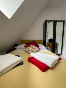姆热日诺Białe Tarasy的一间卧室配有两张带白色和红色毛巾的床