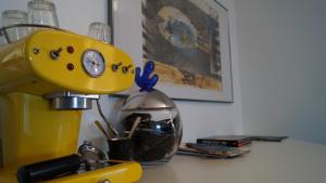 皮佐B&B Il Vicolo Di Pizzo的坐在柜台顶上的黄色搅拌机