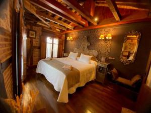 托莱多西斯内罗斯旅馆的一间卧室,卧室内配有一张大床