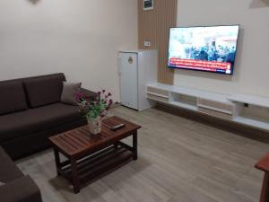 朱巴Tulba Hotel and Residences的带沙发和电视的客厅