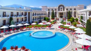 约阿尼纳Epirus Palace Congress & Spa的享有酒店游泳池的顶部景色