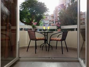 布德瓦Niki的阳台配有一张桌子和两把椅子