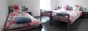 塞尔方丹Au Chant Des Roches - Cerfontaine的双床间设有2张单人床。