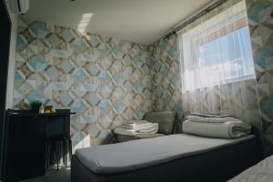 利马诺瓦Apartamenty Leśna的一间小卧室,配有床和窗户