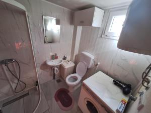 拉克塔希Fly & Stay Apartments的一间带卫生间和水槽的小浴室