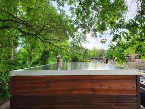 伦敦Lovely Canal Boat in Little Venice by Paddington for Family & Friends的树屋顶部的屋顶