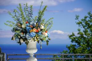 圣安吉洛维塔纳别墅酒店的白色的花瓶装满一束鲜花