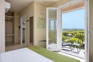 诺托Fiore di Vendicari - Near the beaches of Calamosche and Vendicari的一间卧室设有一张床和一个阳台