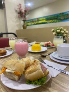 马瑙斯Prestige Manaus Hotel的一张桌子,上面放着一盘食物和三明治