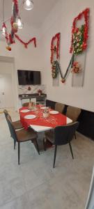布达佩斯Palace Apartment的一间用餐室,配有红色的桌子和椅子